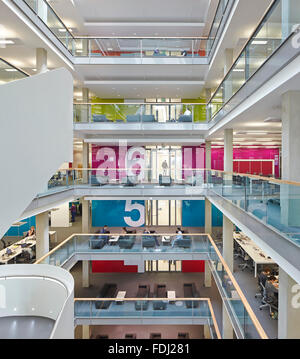 Vista generale off codificati a colori a piena altezza atrium. 5 Pancras Square, Londra, Regno Unito. Architetto: Bennetts Associates Archit Foto Stock