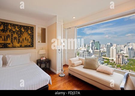 Interno di una camera di albergo con vista panoramica della città. Grande Centre Point Ratchadamri Hotel, Bangkok, Thailandia. Foto Stock