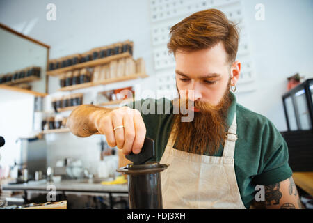 Barista preparazione di caffè nella caffetteria Foto Stock