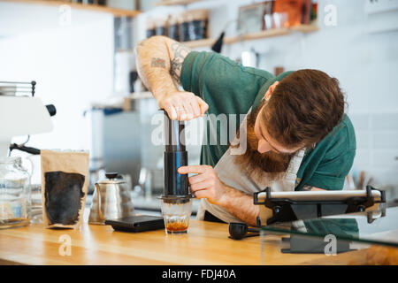 Barista preparazione di caffè nella caffetteria Foto Stock