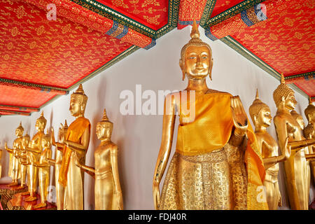 Le immagini del Buddha in galleria i colonnati. Wat Pho tempio di Bangkok, Tailandia. Foto Stock