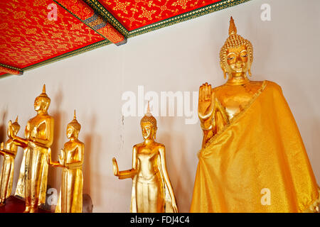 Le immagini del Buddha in galleria i colonnati. Wat Pho tempio di Bangkok, Tailandia. Foto Stock