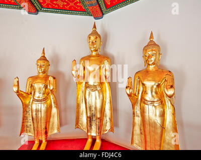 Le immagini del Buddha in galleria i colonnati. Wat Pho tempio di Bangkok, Tailandia. Foto Stock