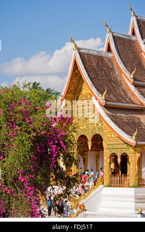 Turisti alla cappella reale a Luang Prabang, Laos Foto Stock