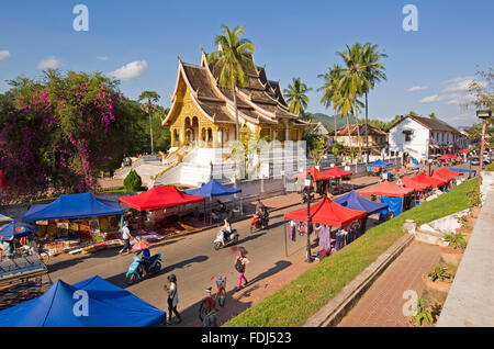 La strada principale con Haw Pha Bang in background, Luang Prabang, Laos Foto Stock