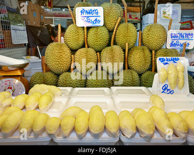 Durians in vendita al mercato fresco di OR Tor Kor (OTK). Bangkok, Thailandia. Foto Stock