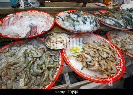 Frutti di mare in stallo o Tor Kor (OTK) mercato fresco. Bangkok, Tailandia. Foto Stock