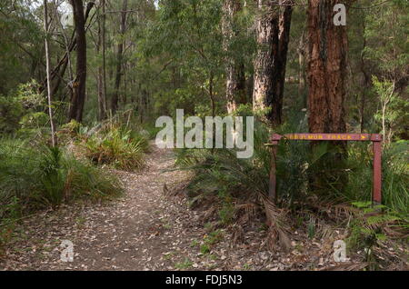 Un segno per il Bibbulmun via a lunga distanza percorso a piedi in Australia Occidentale Foto Stock