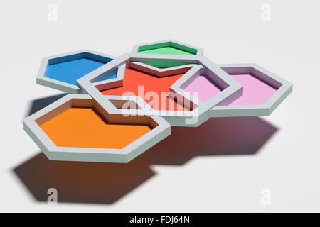 3D rendering di cinque colorate tridimensionale di esagoni da sopra la colata ombra su sfondo bianco. Foto Stock