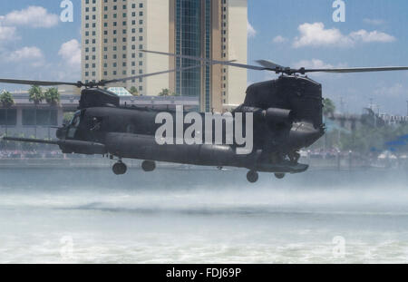 Boeing CH-47 dell'esercito statunitense operante in elicottero di fronte alla baia di Tampa Convention Center durante 2012 funzionamento speciale Foto Stock