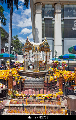 Il Santuario Erawan, un santuario dedicato a Brahma a Bangkok, Thailandia. Foto Stock