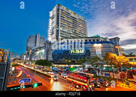 Phayathai Road e MBK Shopping Center al crepuscolo. Bangkok, Tailandia. Foto Stock