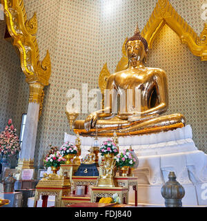 Oro massiccio immagine del Buddha in Wat Traimit Temple. Bangkok, Tailandia. Foto Stock