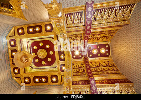 Soffitto in Wat Traimit Temple. Bangkok, Tailandia. Foto Stock