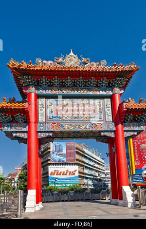 Il colorato King's Birthday Celebration Arch, noto anche come Chinatown Gate all'inizio di Yaowarat Road nel quartiere di Chinatown, Bangkok, Thailandia. Foto Stock