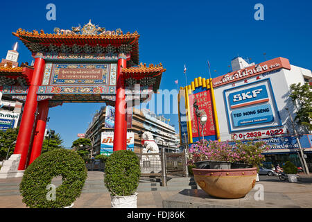 Il colorato King's Birthday Celebration Arch, noto anche come Chinatown Gate all'inizio di Yaowarat Road nel quartiere di Chinatown, Bangkok, Thailandia. Foto Stock