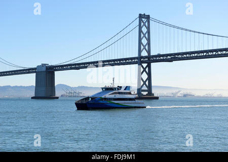La baia di San Francisco con il traghetto il Bay Bridge in background, San Francisco, California, Stati Uniti d'America Foto Stock