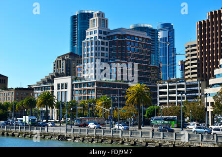 Vista dal Pier 14 degli edifici sull'Embarcadero nel quartiere degli affari di San Francisco, California, Stati Uniti d'America Foto Stock