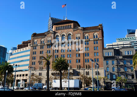 Vista dal Pier 14 degli edifici sull'Embarcadero nel quartiere degli affari di San Francisco, California, Stati Uniti d'America Foto Stock