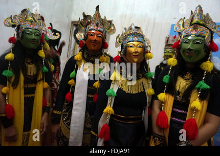 Malang, Indonesia. 31 gennaio, 2016. Maschera Malangan ballerini sono impostati per eseguire a Padepokan Mask Dance Studio.it è un retaggio tradizionale arte teatrale danza, dove i ballerini usura 64 diverse maschere con 64 diversi ruoli in Panji racconti. © Adhitya Hendra/Pacific Press/Alamy Live News Foto Stock