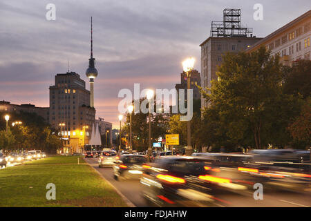 Berlino, Germania, il traffico sul Karl-Marx-Allee di sera Foto Stock