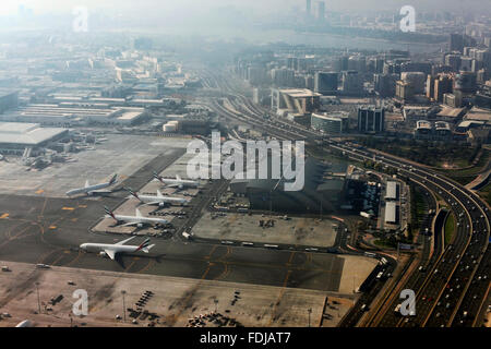 Emirates Airbus A380 parcheggiato a Dubai International Airport . Emirates è una compagnia aerea con sede a Dubai. Foto Stock