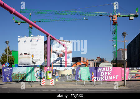 Berlino, Germania, il cantiere per il nuovo progetto di costruzione della Casa del Futuro Foto Stock