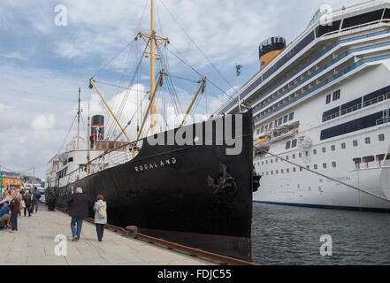 Piroscafo "Rogaland' e la nave di crociera 'osta Fortuna.ormeggiata in porto, Stavanger, Norvegia Foto Stock