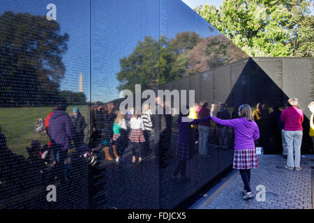 Washington D.C., USA i visitatori al Memoriale del Muro il Memoriale dei Veterani del Vietnam Foto Stock