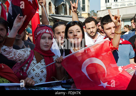 Ultra nazionalisti turchi di Istanbul per protestare pkk in Istanbul holding bandiera turca Foto Stock