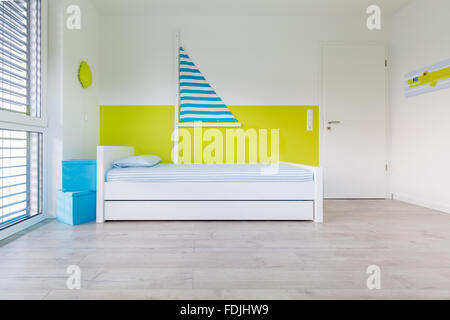 Vista in sala giochi per bambini con un letto grande finestra Foto Stock