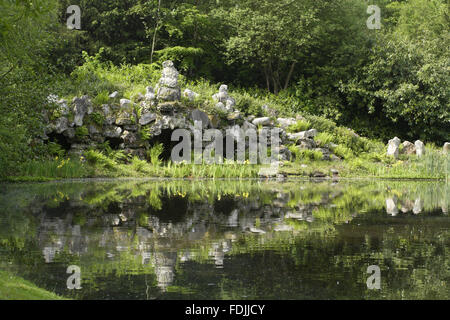 La Grotta costruita nel 1750 presso la Claremont Landscape Garden, Speen, Surrey. Foto Stock