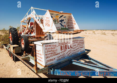 Macchine dipinte con slogan religiosi da Leonard Knight, il creatore di salvezza Montagna in lastra City, California Foto Stock