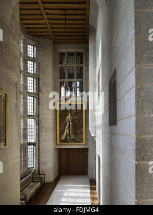 La vista lungo il corridoio rivolto lontano dalla scala principale a Castle Drogo, Devon. Un enorme 48 Finestra di luce si affaccia ad est, con classificato traversi. Un ritratto di Francesca Richardson, Onorevole Giulio Drewe, da Charles Hardie è datato 1902. Foto Stock