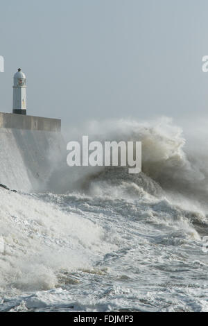 Porthcawl, South Wales, Regno Unito. Il 1 febbraio, 2016. Regno Unito: meteo onde enormi ancorare la costa di Porthcawl, affacciato sul faro, come tempesta Henry hits. Credito: Andrew Bartlett/Alamy Live News. Foto Stock