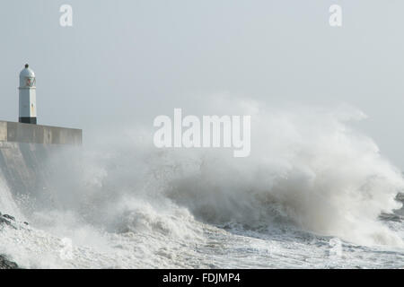 Porthcawl, South Wales, Regno Unito. Il 1 febbraio, 2016. Regno Unito: meteo onde enormi ancorare la costa di Porthcawl, affacciato sul faro, come tempesta Henry hits. Credito: Andrew Bartlett/Alamy Live News. Foto Stock