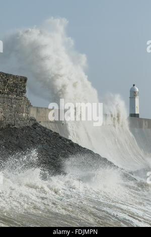 Porthcawl, South Wales, Regno Unito. Il 1 febbraio, 2016. Regno Unito: meteo onde enormi ancorare la costa di Porthcawl, affacciato sul faro, come tempesta Henry hits. Credito: Andrew Bartlett/Alamy Live News. Foto Stock