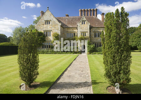 Una vista fino al percorso verso Bateman's, la casa giacobino che era la casa di Rudyard Kipling dal 1902 al 1936, a Burwash, East Sussex. Foto Stock