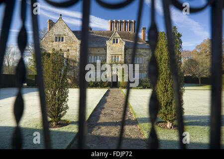 Una vista attraverso la porta su un gelido mattina a Bateman's, Burwash, East Sussex. La Jacobiana casa era la casa di autore Rudyard Kipling, dal 1902 al 1936. Foto Stock