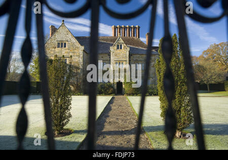 Una vista attraverso la porta su un gelido mattina a Bateman's, Burwash, East Sussex. La Jacobiana casa era la casa di autore Rudyard Kipling, dal 1902 al 1936. Foto Stock