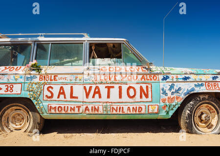 Vetture dipinte con slogan religiosi da Leonard Knight, il creatore di salvezza Montagna in lastra City, California Foto Stock