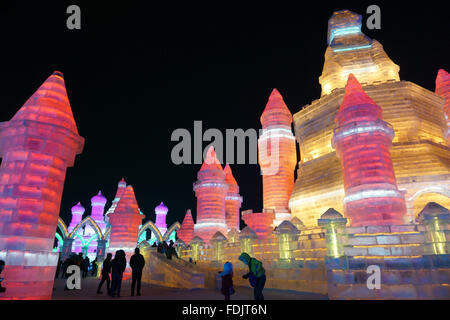 Scena notturna della scultura di ghiaccio Foto Stock