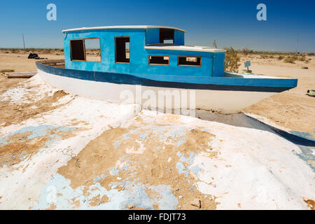 Una barca in mezzo al deserto, nella bramma City, California Foto Stock
