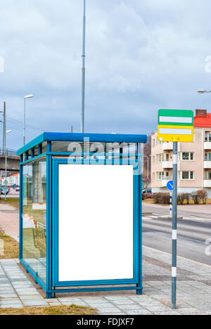 Una immagine di una fermata del bus con un fustellato bilboard per la vostra pubblicità situato nella cittadina svedese di Helsingborg. Foto Stock