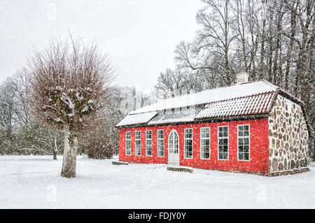 Vista di una coperta di neve Hovdala castello in stile Orangerie Hassleholm regione. Hovdala Castle è un castello in Hassleholm comune, scansione Foto Stock