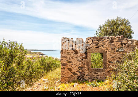 Un vecchio rudere di una casa sull'isola greca di Creta. Foto Stock