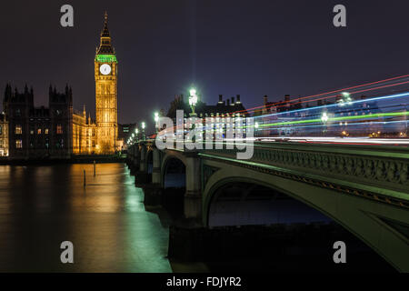 Sentieri leggeri sul Westminster Bridge, Londra, Inghilterra, Regno Unito Foto Stock