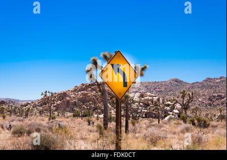 Curva di segno di avvertimento nel deserto, STATI UNITI D'AMERICA Foto Stock