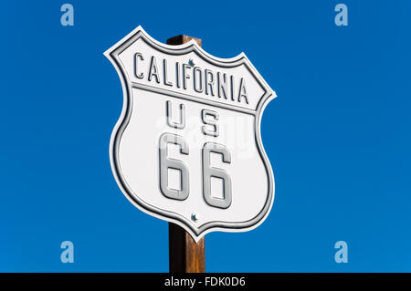 Una vista panoramica di una storica Route 66 segno con un cielo blu, Arizona, Stati Uniti d'America Foto Stock