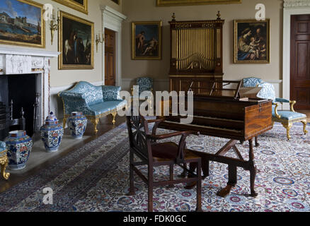 La Sala della Musica a Kedleston Hall, Derbyshire. La stanza della musica è stato progettato da Robert Adam nel 1760, e questa vista mostra la 1765 organo e clavicembalo. Foto Stock